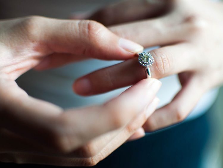 Woman Swallows Engagement Ring in Sleep Thinking It Was a Dream, Gives Guy Immediate Cold Feet
