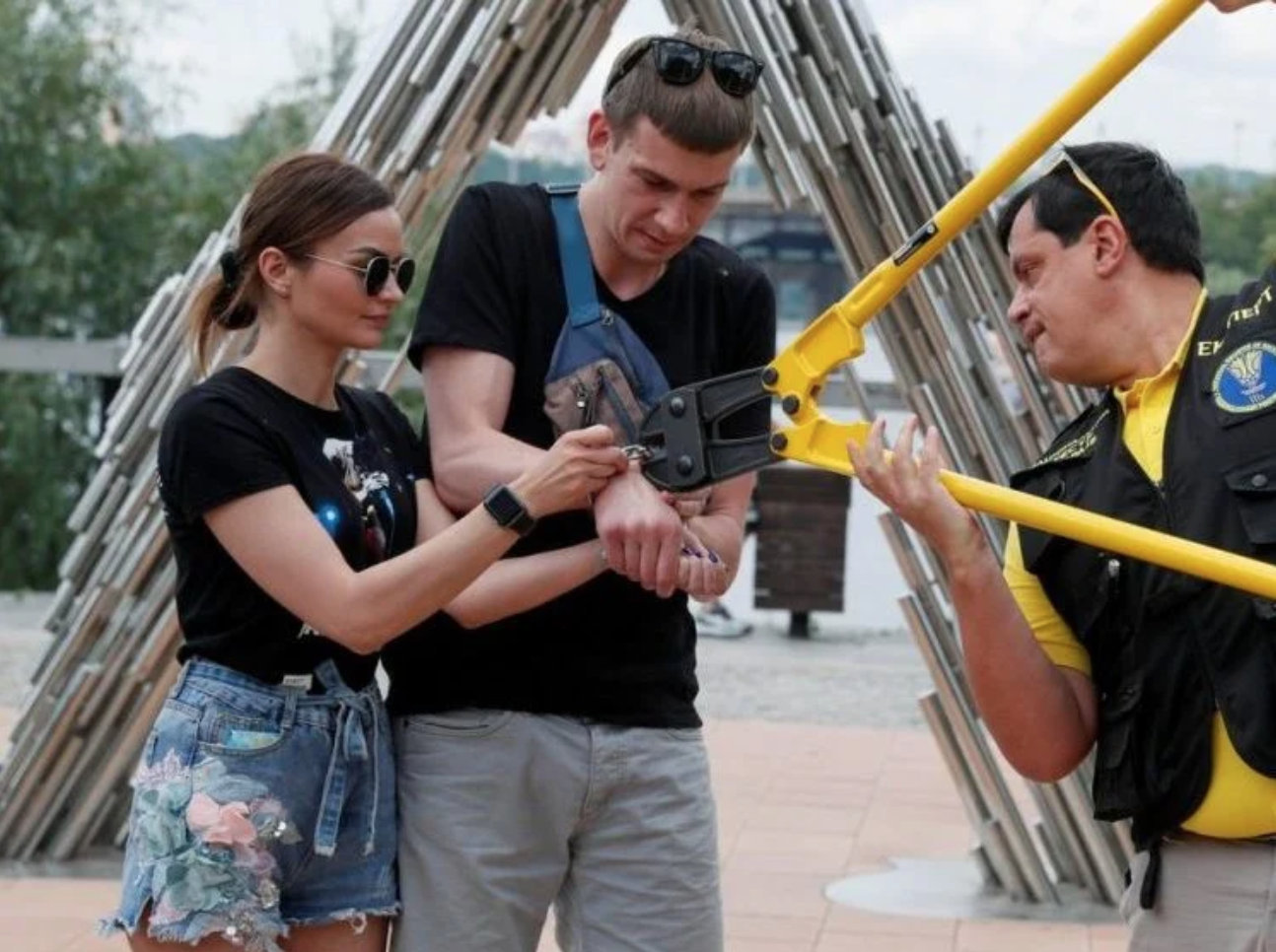 Meanwhile in Ukraine: Couple Parts Ways After 123 Days Handcuffed Together (And Guess What Their Biggest Complaint Was)