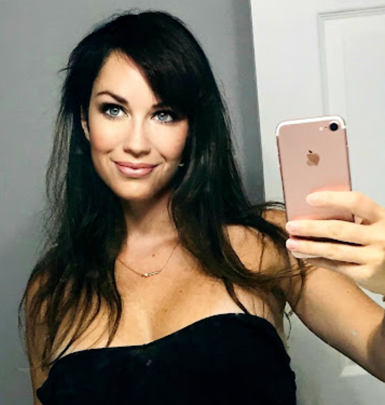 OnlyFans Model Claims She Can’t Get a Normal Job Because She’s ‘So Hot’ (You Be the Judge)