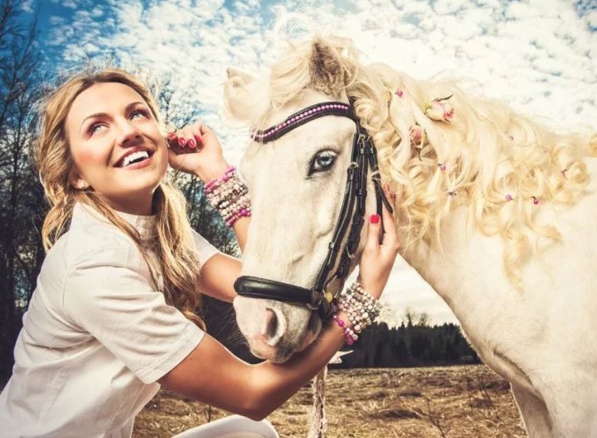 Woman Brings Emotional Support Pony on Flight, Gives Everybody Else in Airport Anxiety